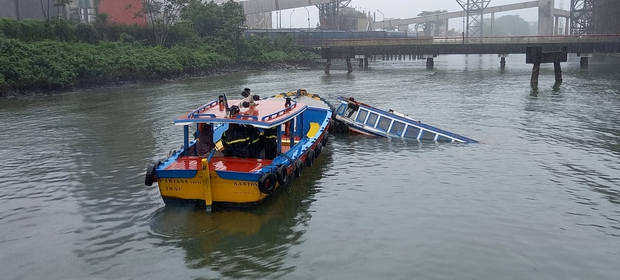Lancha bate em navio no Porto de Santos