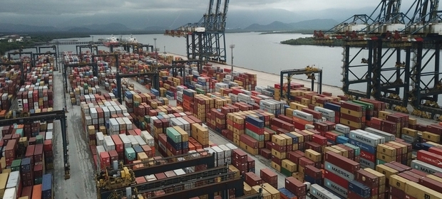 Fevereiro mantém recorde na movimentação de contêineres do Porto de Santos