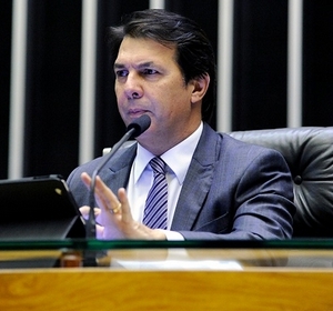 Maia adia apresentação de relatório sobre PL 733
